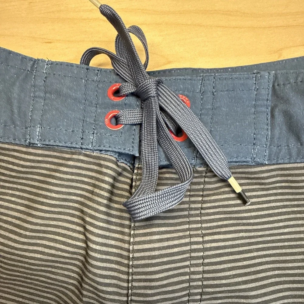 RVCA men's Board Shorts Size 32 Blue / Cream With Stripes